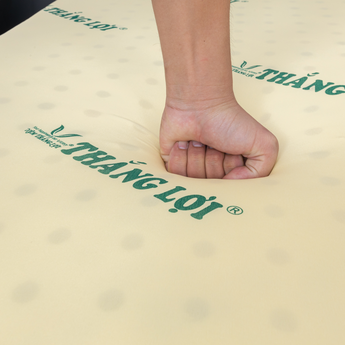 do mem mai em ai vuot troi cua nem cao su non thang loi