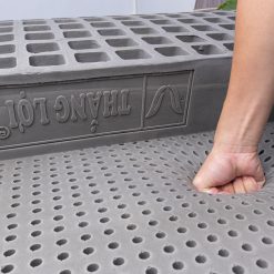 duoc thiet ke voi hang ngan lo thong hoi tron va vuong lien ket lai voi nhau tao nen hang loat anh thoat khi 1